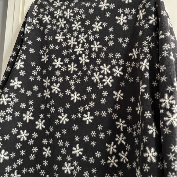 Old Navy Fleece Snowflake Pajama Set - Picture 2 of 11